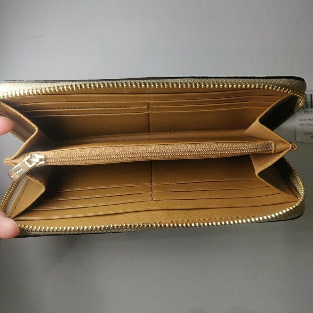 NWT Coach C3370 Accordion Zip Wallet in Signature - Picture 2 of 3